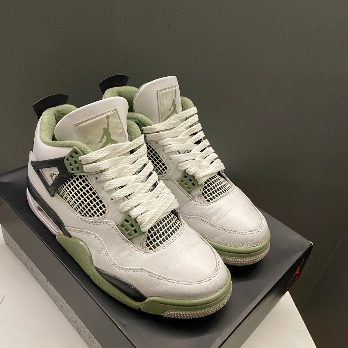 Nike Air Jordans i vitt och grönt