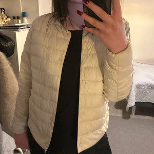 Beige jacka  - Säljer Ultra light down jackan från Uniqlo. Enkel och snygg, funkar till det mesta! Den är dessutom aldrig använd. Nypris: 899kr 