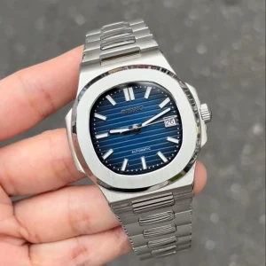 Seiko Nautilus mod blå - Nu är denna Seiko Nautilus blå dial-mod färdigbyggd och till salu! (Custom made.) Klockan har Seikos automatiska NH35A-urverk. Glaset är av safir, vilket är reptåligt. Diametern är 41 mm. Klocklåda och verktygs-kit ingår. Övriga frågor? DM!