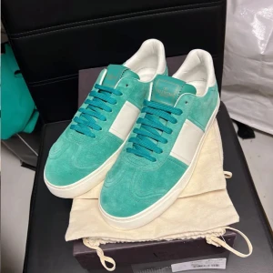  Blå/gröna valentino flycrews - Snygga gröna sneakers från Valentino perfekta för sommaren. Skorna har en stilren design med en camoflage mönstrad undersida. Skorna är använda 3 gånger. Storlek: 40 men passar 43. 9/10 skick typ som nya alla 22 nitar sitter kvar på. Har box och dustbag men ej kvitto