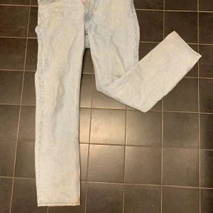 Ljusblå jeans från Weekday - Snygga ljusblå jeans från Weekday med klassisk design. De har en rak passform och är tillverkade i ett slitstarkt denimtyg. Storlek 30/32