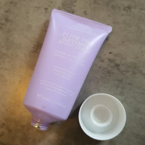 Natt kräm  - Plum Pro Retinol Night Cream i en lila tub på 50 ml. Denna nattkräm är berikad med retinol och vitamin C för att förbättra hudens lyster och ge näring. Perfekt för nattlig användning för att återfukta och vårda huden. Helt ny och oanvänd!