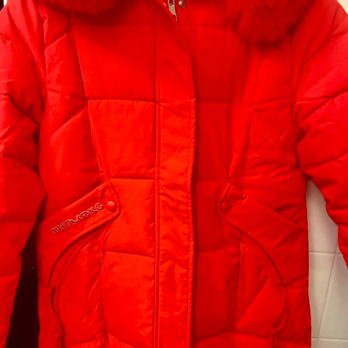 Röd dunjacka med pälskrage - 3