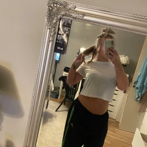 Mörkblå adidas stora byxor  - Säljer dessa super skönna och stora adidasbyxorna. Lite mer åt de y2k stilen.