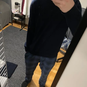 Mörkblå tröja från Ralph Lauren - Säljer en stilren mörkblå tröja från Ralph Lauren i merinoull. Tröjan har en klassisk design med långärmade ärmar och en liten broderad logotyp på bröstet. Perfekt för en elegant och avslappnad look. Pris är självklart diskuterbart och kom gärna med frågor!