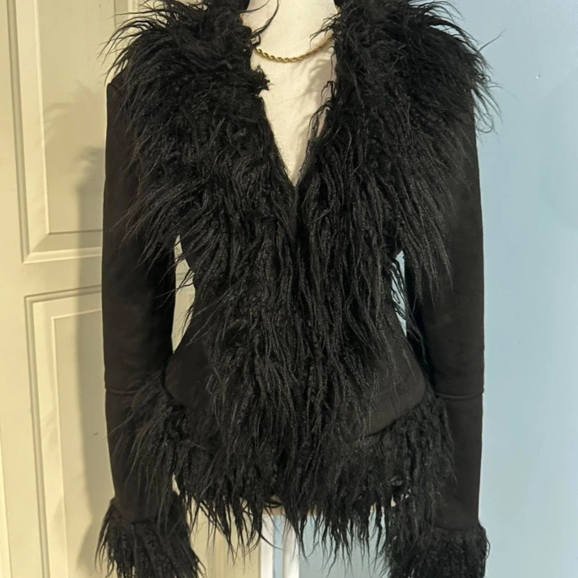 Svart jacka med fuskpälsdetaljer