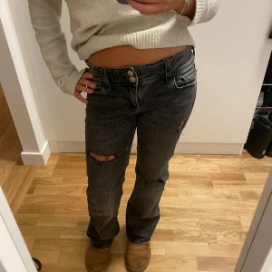 Gråa lågmidjade jeans me hål  - Skitnsnygga gråa jeans me hål i från Gina 