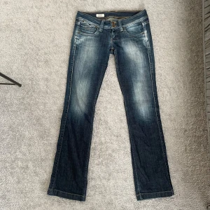 Blå jeans från Pepe Jeans - Snygga blå jeans från Pepe Jeans, låga i midjan och raka/bootcut i modellen😍. Knappt använda. Midjemått: 42cm innerbenslängd: 82cm