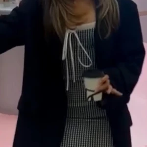 Svartvit rutig klänning - SÖKER!!! Skriv va ni kan sälja för