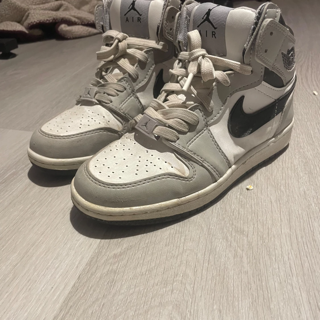 F.A.K.E jorden 1 grey