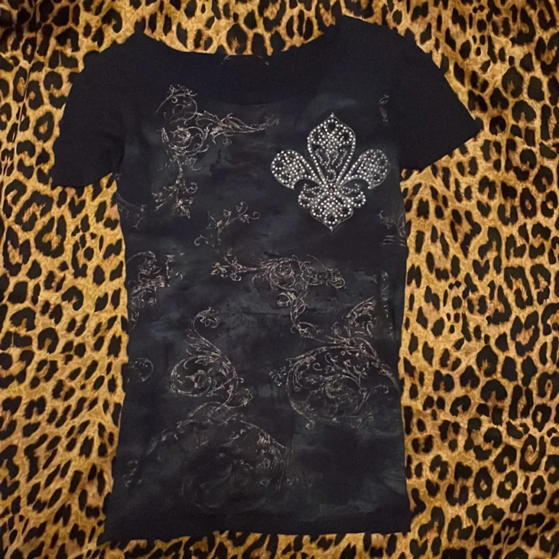 Svart t-shirt med dekorativt mönster