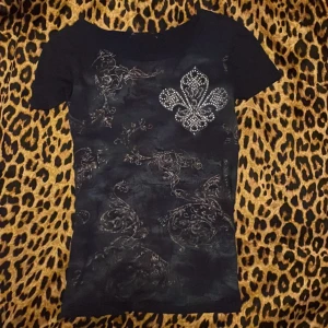 Svart t-shirt med dekorativt mönster - Söt T-shirt  med rhinestones🤗