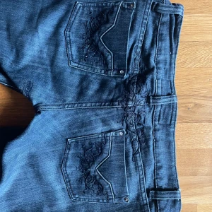 Vintage lågmidjade jeans  - Superfina vintage Jane Norman jeans! De är lågmidjade och lite utsvängda nedtill (se bild). De går hela vägen ner till golvet på mig som är 170! Skulle säga att de är 38 i storleken. 