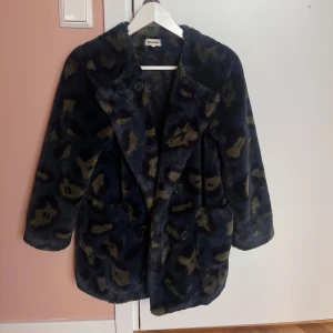 Mönstrad pälsjacka från Zadig & Voltaire - Snygg och trendig pälsjacka från Zadig & Voltaire i ett coolt mönster. Använd ett par fåtal gånger så därav väldigt bra skick. Pris kan diskuteras💝