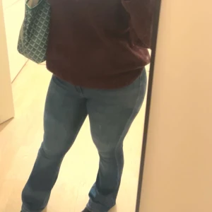 Blåa ONLY jeans  - Säljer mina älskade ONLY jeans då jag köpt andra jeans och använder ej, dem har en defekt som ni ser på ena bilden. Inget man ser och enkelt att laga storlek m/30