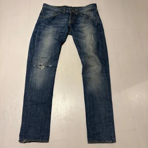 Dondup slitningar  - Snygga blå dondup med slitningar på knäet och bakfickorna. De har en klassisk femficksdesign och en bekväm passform. Perfekta för en avslappnad stil. Priset kan diskuteras vid en snabb affär 