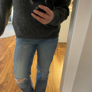 Blå jeans från LAB  - Säljer ett par blå jeans från LAB med slitna detaljer på knäna. De är straight/bootcut och highwaist med en justerbar midja.💗