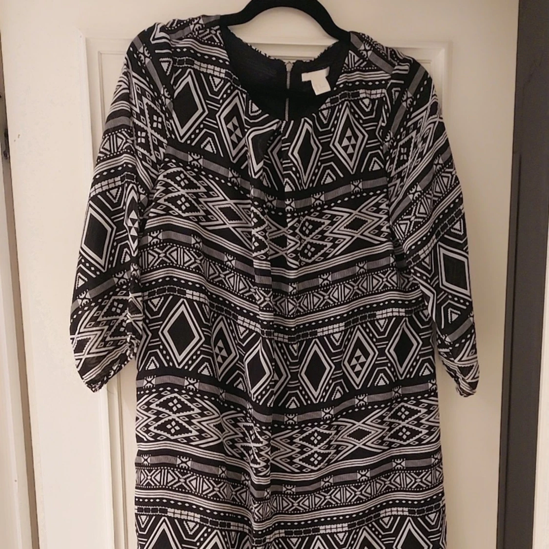 Svartvit mönstrad klänning