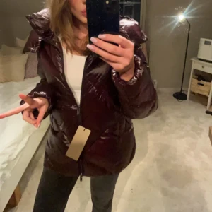 Massimo dutti jacka - Pris går att diskutera! Säljer min Massimo dutti jacka som är i jättebra skicka utan några defekter, den är i färgen burgundy som skiftar i en vinröd🥰 storlek S/M och sitter super bra på mig som bär S, 
