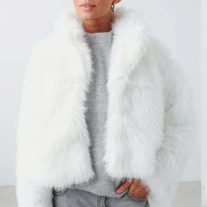 Pälsjacka  - Cool pälsjacka som gör en outfit 10/10!!🔥🔥🔥💞💞💞💞 Sparsamt använd!! 