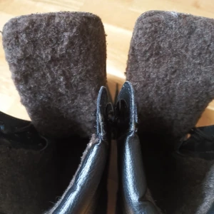 Svarta vinterkängor med foder - Säljer ett par svarta kängor med snörningvinterstövlar i äkta läder och med varmt ull foder. Perfekta för kalla vinterdagar med sin robusta sula och bekväma passform.