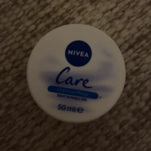 Nivea Care intensiv kräm - Nivea Care intensiv kräm i en praktisk 50 ml burk. Krämen är designad för snabb absorption och intensiv vård av huden. Perfekt för daglig användning för att hålla huden mjuk och återfuktad.