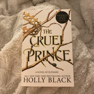 The Cruel Prince - Säljer boken 'The Cruel Prince' av Holly Black, en spännande fantasyroman om makt och intriger i en magisk värld. Boken är en del av serien 'The Folk of the Air'.