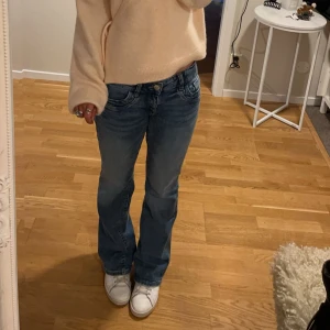 Blå bootcut jeans - Snygga blå bootcut jeans! kan skicka mått om ni skriver💕 Strl XS (164) men passar även S eftersom de är stretchiga! Jag är ca 165☀️ endast använda fåtal gånger. Nypris 360kr
