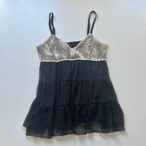 Söt topp - Svart topp / linne med spets och volanger 