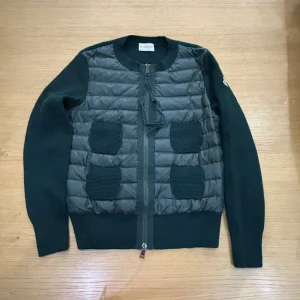 Moncler cardigan - Moncler cardigan i bra skick