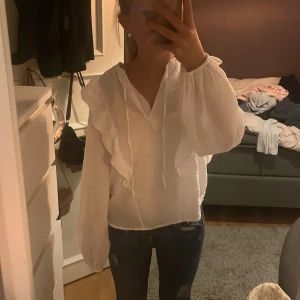 Blus  - En skit snygg blus med mycket vitt specks. Har använt 1 gång.