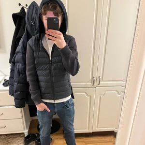 Cardigan Woolrich - Woolrich Cardigan | 8/10 skick | Väldigt stilren och passar perfekt nu till våren | nypris 5800 | passar folk från 170-180 | Skriv för mera bilder samt minsta lilla fråga svarar snabbt!🤝🏼