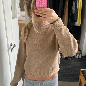 Stickad beige tröja - Säljer denna tröja som passar perfekt nu till våren❣️❣️