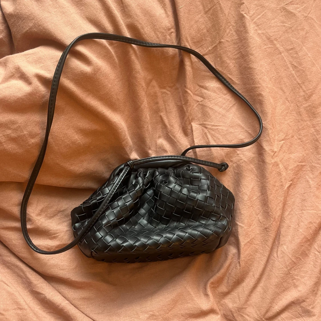 Svart flätad axelväska - 1