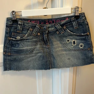 Jeanskjol 💓 - Säljer den här jättefina jeanskjolen från gamla true religion, i stl Xs men den passar även S💓