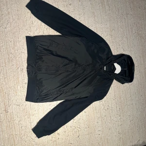 Massimo dutti cardigan  - Snygg mörkgrön/mörkblå cardigan från  massimo med huva och dragkedja. Perfekt för en stilren look. Jackan har långa ärmar i ull/bomull och ribbade muddar vid ärmslut och nederkant. Storlek L, passar medium.