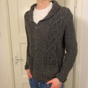 Grå stickad kofta - Säljer en snygg grå stickad kofta med knappar framtill och två fickor. Bra skick, storlek L. Pris 499 eller kom med bud! BVSA💰💰