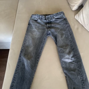 Mörk gråa jeans  - Tjena! Säljer ett par mörk gråa jeans från Jack and Jones. Dem är i bra skick. Storlek 27/30. 