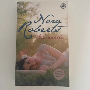 Blå dahlia - Boken 'Blå dahlia' av Nora Roberts handlar om Stella Rothchild som flyttar tillbaka till sin barndomsstad i södra USA. Hon börjar arbeta på familjen Harpers handelsträdgård och möter den mystiska landskapsarkitekten Logan Kitridge. En berättelse fylld av magi och romantik.