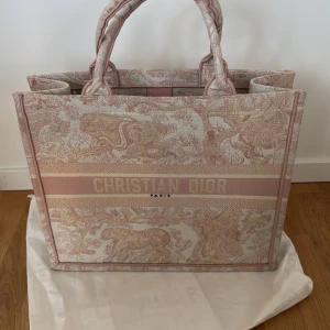 Beige och rosa shoppingväska - Stor tote bag o tyg rosa och beige, lite använd vilket syns lite på underkanterna annars helt nyskick! 🌸