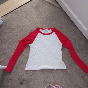 Vit och röd långärmad tröja baseball tee H&M Divided - Vit och röd långärmad tröja från H&M Divided.