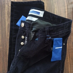 Bard sammetsbyxor  från Jacob Cohën - Byxorna har en klassisk design med knappar och en stilren look. Med etikett kvar. Mjuk insida(som fleece) näsduken ingår också.