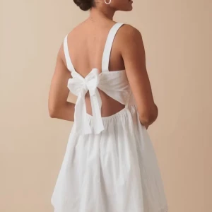 Slutsåld vit klänning - Säljer denna helt oanvända klänningen från gina tricot ( med lappen kvar! ) då den var för stor, slutsåld på hemsidan!!