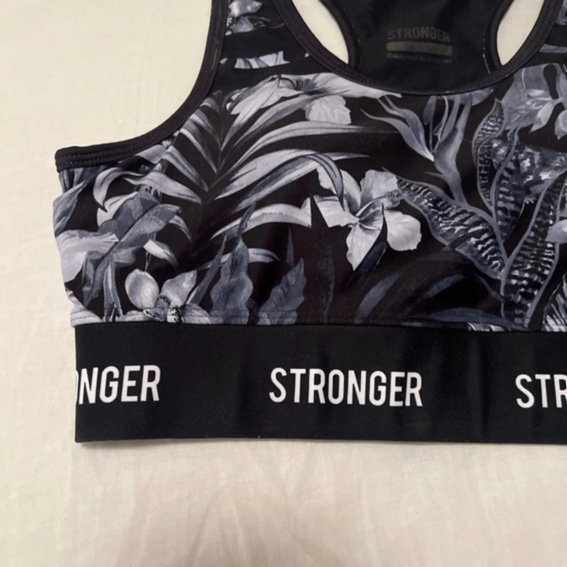 Svart blommig sporttopp från Stronger - 1