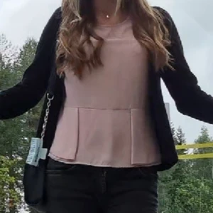 Rosa topp - Säljer en stilren rosa ärmlös topp från Stockh LM. Svinsnygg men har blivit för liten så ligger bara i gareroben, skriv om andra frågor💞💞