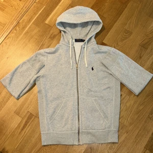 Grå Ralph Lauren zip hoodie - Jag säljer nu en grå zip hoodie från Polo Ralph Lauren. Tröjan är i storlek S och är i fint skick men den sitter lite mer som en XS men den passar fortfarande S. Ordinarie pris: c:a 2200. Mitt pris: 599. Tveka inte på att höra av er om ni undrar något. Priset är såklart inte hugget i sten och kan sänkas vid snabb affär 🤙