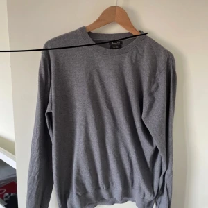 Grå tröja från Massimo Dutti - Säljer en stilren grå tröja från Massimo Dutti i en lyxig blandning av bomull, silke och kashmir. 