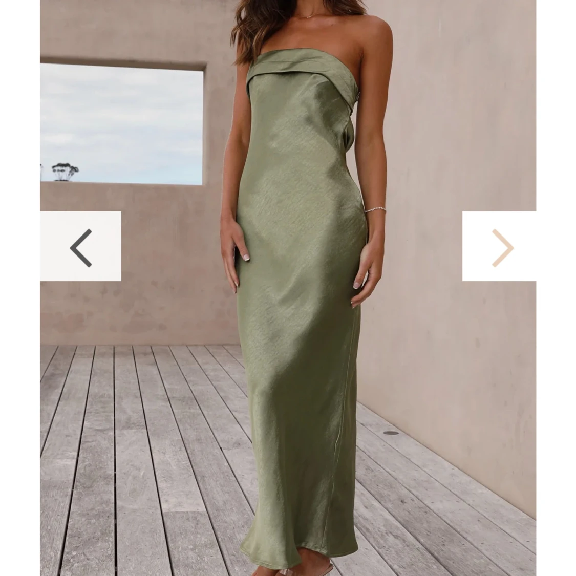 Olivgrön axelbandslös långklänning från Billy J