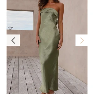 Olivgrön axelbandslös långklänning från Billy J - Elegant olivgrön axelbandslös långklänning från Billy J. Kläningen är helt oanvänd. Jag är 170 och har normalt runt 34 i storlek och den sitter perfekt. Jag säljer den för att jag inte kommer få någon andvändning av den. Ordinariepris 1542kr (inklusive frakt och tull) 