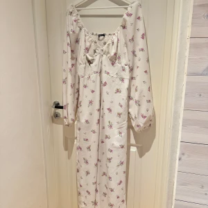 Blommig långklänning  - Otroligt vacker klänning till tex midsommar. Stl XL använd max 5 gånger. Slits fram 